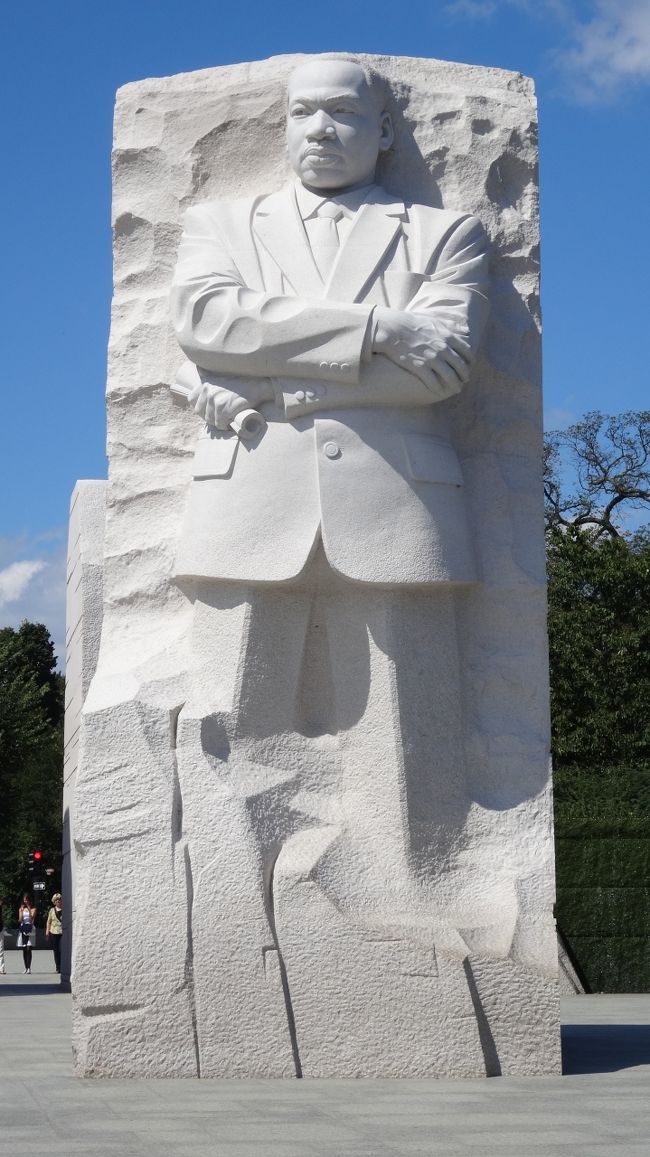 「キング牧師記念碑」は「は「ワシントンＤ.Ｃ.」の「ナショナル・モール」にある「プロテスタントバプテスト派の牧師」の「公民権運動の指導者」である「キング牧師」の功績を讃えて「２０１１年」に建設された「約９ｍの像」です。<br /><br />「１９６３年８月２８日」に「ナショナル・モール」の「リンカーン記念碑」から「Ｉ　ｈａｖｅ　ａ　ｄｒｅａｍの演説」は有名です。