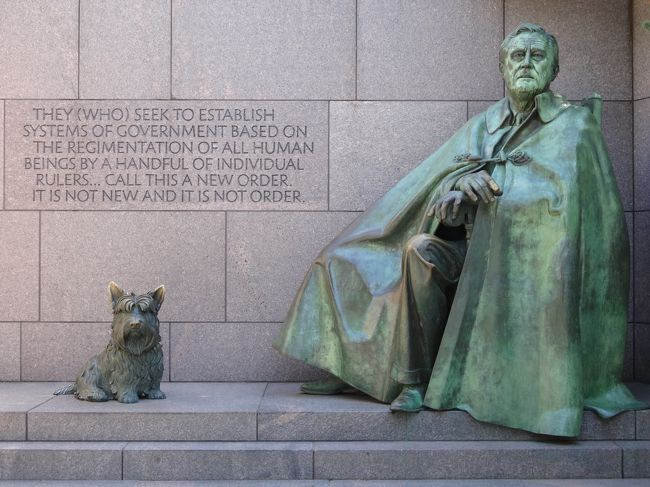 「フランクリン・Ｄ・ルーズベルト記念公園」は「ワシントンＤ.Ｃ.」の「ナショナル・モールの南側」にある「アメリカ合衆国第３２代大統領フランクリン・デラノ・ルーズベルト」を記念して「１９９７年」に造られた「記念公園」です。<br /><br />「フランクリン・Ｄ・ルーズベルト大統領」の「在任した１２年間」には「ニューディール政策」「第二次世界大戦への参戦」「原子爆弾の開発政策（マンハッタン計画）」「連合国首脳との会談」を行っています。<br /><br />「第二次世界大戦が終結する目前（４か月前）」の「１９４５年４月」に「脳卒中」で「急死」しました。