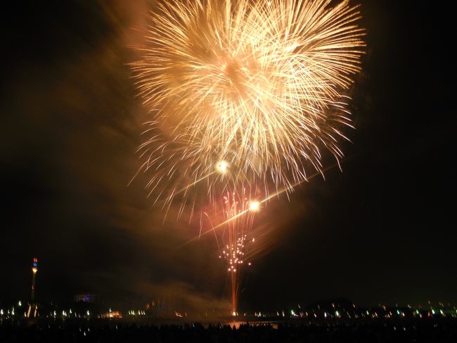 久しぶりに横浜市金沢区　海の公園の花火大会を楽しみました。<br />花火の数は、３５００発と少し少なめですが、大玉が多く迫力があるのと<br />砂浜で楽しめるので気に入っている花火大会です。<br />　<br />早めに来て、一段高いところから楽しめるポイントを確保し、<br />花火の時間まで、称名寺と県立金沢文庫を楽しみ、<br />砂浜に戻り迫力のある花火を楽しみました。<br />