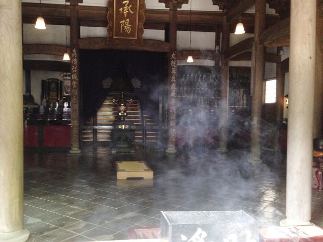 「永平寺」、、<br />その凜とした雰囲気にkuritchiの食いしん坊ぶりも、、 どこへやら、、(^^;<br />約1時間強、、 修行の地「永平寺」をしっかり参拝しましたよ、、、<br /><br />それにしても、我が“愛眼”のカメラを自宅に忘れてきた事が悔やまれます、、、<br /><br />(表紙写真は曹洞宗発祥の根源、聖地「承陽殿(しょうようでん)」)<br /><br />「永平寺」境内及び周辺案内図<br />http://www.mitene.or.jp/~katumin/eiheiji/soutou1.htm<br /><br /><br /> kuritchi家 ~夏休み2015~<br /> <1日目> 8/15 天候 晴れ<br /> 福井県三方五湖レインボーライン⇒越前海岸<br /> 三国温泉「荒磯亭」泊<br /> http://4travel.jp/travelogue/11047813<br /><br /> <2日目> 8/16 天候 晴れ<br /> 「東尋坊」⇒「三国サンセットビーチ」で過ごす<br /> 三国温泉「荒磯亭」泊<br />http://4travel.jp/travelogue/11047818<br /><br />◎ <3日目> 8/17 天候 朝から雨(一時曇)<br /> 「永平寺」拝観<br /> http://4travel.jp/travelogue/11048921<br /><br />
