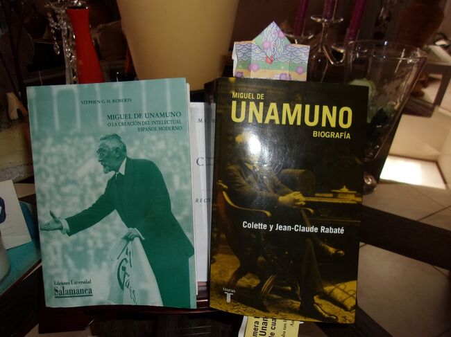 写真はエンダヤのHOTEL DE LA GARE「駅ホテル」のフロントの前に<br />展示されていたウナムーノの伝記書籍。<br /><br />千代紙で私が作ったやっこさん（右側の本の上）も<br />ちゃっかりと一緒に展示されることになった。<br /><br />※ウナムーノの趣味の一つは日本の折り紙を作ることであった。<br /><br />2019年6月22日（土）夏至の日、ウナムノのサラマンカ大学<br />反戦演説のドラマを見た。<br />5分ほどの短いドラマであったがウナムノが苦悶の表情を浮かべ<br />演壇に登場し、壇上で射殺されるかもしれない状況下で<br />”Vencereis,pero no convencereis!&quot;<br />  「あなたは我々を打ち負かすであろう。<br />　　　しかし我々は心までは屈服しない！」<br />と叫ぶ姿に胸が熱くなるほど感動した。<br />年老いた哲学者は「知の殿堂」を守る殉教者として<br />ひとり言葉だけでフランコ軍政に立ち向かったのだ。<br />（ウナムノはその年の暮れ、失意のまま自宅で死亡した）<br />私も七十路を迎える今となって彼の勇気の何百分の一でも<br />良いので持ちたいと思った。<br />（エンダヤの町を思い出して）<br /><br />14：30にバヨンヌに向けサンセバスチャンのバス停を出発した。<br /><br />途中は何処でスペイン、フランスの国境を<br />越えたのかわからなかったが<br />町の表示がスペイン語からフランス語に変わったので<br />もうフランスに入ったのだとわかった。<br /><br />16：00にバヨンヌのバス停に到着した。<br /><br />バス停近くに観光情報センターがあったので<br />ホテルの情報を手に入れるため相談に行く。<br /><br />最初、若い女性スタッフにホテルを探していると相談した。<br /><br />私のフランス語が通じないのか困ったような顔をしている。<br /><br />上司に相談した方が良いということで<br />年配の女性のデスクに連れて行かれた。<br /><br />彼女は英語が話せるので<br />今夜から8月1日まで宿泊できるホテルを<br />探していると同じことを相談した。<br /><br />すると彼女は、<br /><br />「8月1日までこの町のホテルはすべて予約済みだ。」<br />という回答だ。<br /><br />「どうして？」と尋ねると、<br /><br />「7月26日から8月1日までバヨンヌの町でバスク地方の<br />　大きな祭りがあって<br />　各地からバスク人が大勢この町に集まって来ている。<br />　そのためホテルは既にすべて予約されていて満杯状況だ。」<br />と言う。<br /><br />仕方がないので近くの町でホテルがないかどうか<br />調べてほしいと依頼した。<br /><br />彼女はとても親切だった。<br /><br />あちこちのホテルに直接電話を入れて<br />部屋が開いていないかどうか調べてくれた。<br /><br />また、近隣の観光情報センターに電話をして情報を確認し<br />更にホテルに電話をして予約状況を調べてくれた。<br /><br />1時間程本当に熱心に調べてくれた。<br /><br />観光情報センターでも普通はここまで親切にはしてくれない。<br /><br />「感謝！感謝！」の気持ちを込めて千代紙でやっこさんを<br />折ってさし上げた。<br /><br />4つほど折った時にようやく予約可能なホテルが見つかった。<br /><br />バヨンヌから汽車で1時間ほど逆戻りした<br />スペイン国境側に近い<br />エンダヤという町のホテルを紹介された。<br /><br />一つはHOTEL DE LA GARE（7/28～7/31の4泊）「駅ホテル」<br /><br />もう一つはHOTEL VALENCIA（8/1の1泊）<br />「ホテルバレンシア」である。<br /><br />彼女のホスピタリティに深く感謝し、<br />この恩返しは日本に帰国後、<br />困っている外国人がいれば<br />手助けすることを誓った。<br />（2020年のオリンピックでは<br />　できればボランティア通訳士<br />　として訪問してくる外国人の支援をしたい）<br /><br />エンダヤ行きの列車が<br />17:30出発するということで<br />私はバヨンヌ駅に急いだ。<br /><br />この時、私はまだ気が付いていなかった。<br /><br />エンダヤはスペインの哲学者ウナムーノに<br />ゆかりが深い町だった。<br /><br />ウナムーノは私がスペイン語学習を<br />通じてとても好きになった<br />哲学者であり、<br />スペインを理解する「Sentimiento（感情的）」<br />という言葉の意味を知るきっかけになった哲学者だ。<br /><br />以下でこの町でウナムーノの足跡を<br />発見した経緯を説明する。<br /><br />全くの偶然出会った。<br />しかしこれも私のカミーノ（巡礼路）で起こった<br />「Synchronicity（意味のある偶然）」の一つであったの<br />かもしれない。<br />　<br /><br />＜ウナムーノの略歴＞<br />　スペインを代表する哲学者、文学者、詩人、劇作家。<br /><br />・1864年9月29日、スペイン、バスク地方のビルバオで生まれた。<br />　厳格なカトリック教徒の家庭で育つ。<br />・1880年、16歳の時にマドリード大学に入学し、文学、哲学、<br />言語学を学ぶ。<br />・1891年、27歳の時に生涯にわたって彼の心の支えとなる<br />　コンセプシオン・リサラガ（愛称はコンチャ）と結婚。<br />　同年にサラマンカ大学でギリシャ語の教授となる。<br />・1900年、36歳でサラマンカ大学総長に選出される。<br />・1914年、50歳の時に反政府的な考えの保有者という<br />ことで　サラマンカ大学総長を罷免される。<br />・1924年、60歳の時プリモ・デ・リベラの独裁政権を強く<br />批判したためサラマンカを追放されカナリア諸島の<br />フェルテテンペトウラ島に　島送りとなった。<br />　その後島から脱出し、1930年までフランスで亡命生活を<br />送った。<br />　※フランスとスペインの国境であるエンダヤの町には<br />　　1925年から1930年まで住んでいた。<br />　　<br />　　「ドンキホーテの哲学（ドン・キホーテの哲学」<br />　　　－ウナムーノの思想と生涯　<br />　　　佐々木孝氏著（講談社現代新書）の169ページには<br />　　　次のように書かれている<br />　<br />　　「ついに彼は望郷の念にいたたまれず、1925年8月の末に、<br />　　　故郷スペインがつい眼と鼻の先に見える国境の町エンダヤ<br />　　　に居を移す。<br />　　　こんどの仮の宿は、駅前の小さなホテル「ブローカー」<br />　　　である。」<br /><br />　　　※現在、このホテル「ブローカー」は名前を変更し<br />　　　　HOTEL DE LA GAREとなっている。<br />・1931年、67歳の時スペイン第2共和国が成立し国会議員となる。<br />　同年、終身総長としてサラマンカ大学に正式に復帰した。<br />・1934年、70歳の時に最愛の妻コンチャが死亡。<br />・1936年、72歳の時にスペイン内戦が始まる。<br />　同年10月12日にサラマンカ大学で反戦の演説（※）<br />　をし　大学を追放され自宅に軟禁される。　<br />　※サラマンカ大学事件としてウナムーノの次の言葉が<br />　　有名である。<br />　　”Vencereis,pero no convencereis!&quot;<br />    「あなたは我々を打ち負かすであろう。<br />　　　しかし我々は心までは屈服しない！」<br /><br />・12月31日、失意のままに自宅の書斎にて72歳で静かに息を<br />　引き取った。<br /><br />＜ウナムーノの著書＞<br />　著書は多数あるが次が有名である。<br />・「ドン・キホーテとサンチョパンサの生涯」<br />　（小説41歳時の作品）<br />　　”Vida de don Quijote y Sancho&quot;<br />・「生の悲劇的感情」<br />　”Del sentimiento tragico de la vida en los hombres y <br />　　los pueblos&quot;　(49歳時の随筆）<br />・「霧」（50歳時の小説）”Niebla&quot;<br />・「殉教者　聖マニュエル・ブエノ」（67歳時の小説）<br />  ”San Manuel Bueno,martir&quot;<br /><br /><br />私が定年退職後にスペイン語を学んだ大学の<br />スペイン人の教授に<br />「日本人がスペイン文化とスペイン人を理解するためには<br />”Sentimiento（感情的）&quot;という言葉がキーワードになる。」と<br />彼の研究室で説明を受けたことがある。<br /><br />そのためにはウナムーノを<br />研究してみてはどうかと勧められた<br />ことがあった。<br /><br />今回のエンダヤでのウナムーノとの出逢いは<br />私の今後の<br />スペイン語学習の指針を与えてくれたように思う。<br /><br />以下では私のエンダヤでの5日間の生活を簡単に説明する。<br /><br /><br /><br />　<br /><br /><br />