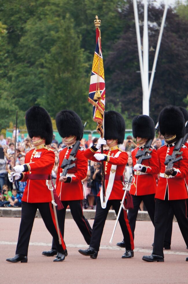 倫敦之旅（13）二度目の正直で「バッキンガム宮殿」の衛兵交代式に臨み、王室騎馬兵と衛兵の美しさに歴史と伝統を感じる。