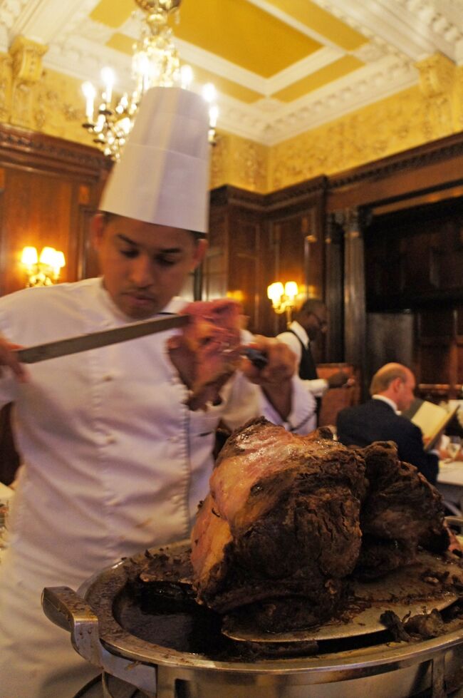 倫敦之旅（16）「シンプソンズ・イン・ザ・ストランド」のローストビーフを食べた後はサヴォイホテルの「アメリカンバー」でカクテルを楽しむ。