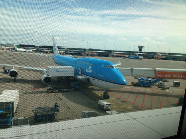今回の旅の流れはこんな感じ。かなり盛りだくさんでした。1日目、関空発→オランダスキポール空港着2日目アムステルダム市内・ザーンセスカンス観光3日目郊外デンハーグ・マウリッツハイス美術館とエッシャー美術館4日目オランダ発→ベルギー・アントワープに途中下車→パリ着5日目パリ観光6日目パリ観光7日目シャルルドゴール空港発→成田経由→8日目伊丹着日記風の記事と、豆知識の記事を分けて書く予定です。是非皆さんの参考になりますように!1日目、夏のハイシーズンを舐めてました。関空、eチケット導入のおかげか、搭乗手続きはすんなり終わったものの、その後の手荷物チェックの長蛇の列。かなり時間に余裕をみてましたが、お陰で時間ぴったりになりました。10:25関空発。今回はKLM航空でオランダまで直行です。KLMは機体のデザインも可愛いし、お気に入りの航空会社です。機内食の袋や紙は噂通り、デルフト焼き柄のデザインでした。可愛い!15:15、オランダ・スキポール空港に到着。オランダのパスポートチェックはきっちり質問される、と聞いてたので、色々構えてました。ところが日本のパスポートだと分かると…『コンニチハー』『アリガトー』だけ笑日本のパスポート最強ですね。またチェックのおっちゃんらが爽やか!スキポール空港から、市内のホテルへ移動します。ホテルは少し郊外にある、格安宿『女性専用ホステレ』を使いました。Booking.comから予約し、8人ドミトリー3泊、72ユーロ。しかしアムステルダムの下調べで1番分かりにくかったのが、交通!色んなチケットやお得パスの名前がありすぎて、結局今もどれが正しいチケットの名称なのかもあやふやですが笑これは本当に行く前に悩んだので、次にまとめて書きますね!ここまで読んで頂きありがとうございました!