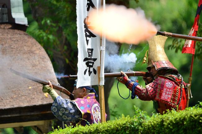 「愛知古銃研究会」の友達を訪ねて<br />去年に引き続き福井市に立ち寄りました・<br />http://4travel.jp/travelogue/10927508<br />国の特別史跡である『一乗谷朝倉氏遺跡』<br />国の特別名勝である『一乗谷朝倉氏遺跡』<br />国の重要文化財である『一乗谷朝倉氏遺跡』<br />　　　　般社団法人 朝倉氏遺跡保存協会<br />　　　　　http://www3.fctv.ne.jp/~asakura/<br /><br />戦国大名・朝倉孝景から5代103年にわたり越前を支配した朝倉氏。<br />その朝倉氏が本拠とし栄華を極めた一乗谷で<br />最後の当主・義景の追悼供養祭を復活させ<br />城下町を復原した一乗谷朝倉氏遺跡においてのお祭りで、<br />勇壮な戦国時代行列、爆音の人気な火縄銃砲演など<br /><br />そして、越前朝倉万灯夜は平成28年度8月23日（日曜日）本命<br />第11回越前朝倉万灯夜は午後６時半から点灯する。さぞ賑わうでしょう。<br />さながら....夜には遺跡一帯をろうそくの光で包む「越前朝倉万灯夜」が、<br />１万本を超える灯火が揺らめき、幻想的な雰囲気をつくりだすでしょう。<br /><br />何度も来てますが、戦国時代行列、火縄銃砲演などを観て撮って撤退・<br />道中片道3時間以上かかるので...惜しみながら今回も急いで帰る。<br /><br />---------------過去の様子--------------<br />┏★┓第44回越前朝倉戦国まつり<br />http://4travel.jp/travelogue/10927508<br />┏★┓第40回越前朝倉戦国まつり<br />http://4travel.jp/travelogue/10493404<br />┏★┓第39回越前朝倉戦国まつり<br />http://4travel.jp/traveler/isazi/album/10369115/<br />┏★┓春の桜/一乗谷朝倉氏遺跡<br />http://4travel.jp/traveler/isazi/album/10326839/