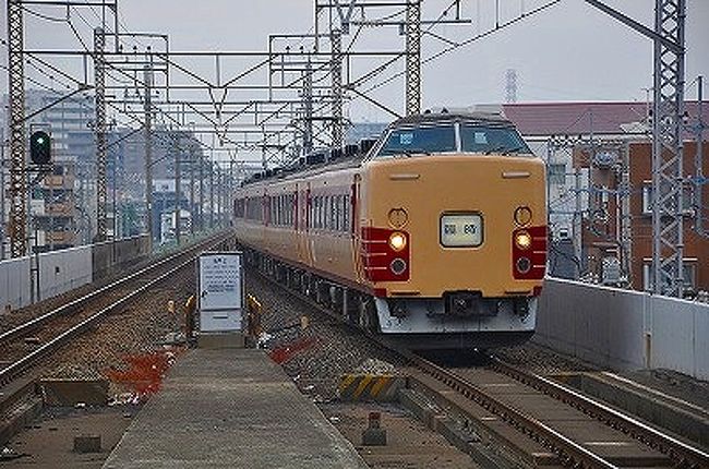 今回は行楽シーズンの休日にのみ運転される「ホリデー快速鎌倉号」に乗車し、普段乗車できない武蔵野貨物線を乗りつぶしするために夜行日帰り弾丸ツアーを計画しました<br /><br /> <br /><br />まずはホリデー快速に乗車するために武蔵野線沿線に近いところへ行くバスを検討した結果、ウイングライナーを行きに利用し、帰りは横浜なので横浜昼特急がよかったのだが、電車到着前に出発してしまい、追いつけないので、東京から昼特急に乗車する事になった。ちょうどその時間帯はプレミアム号なので乗り比べにもベストなスケジュールとなった。