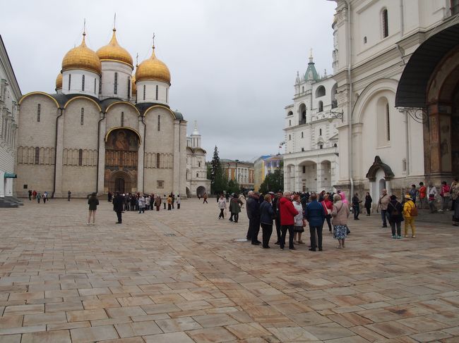 １２世紀よりロシアの政治の中心として発展してきたクレムリンです。<br />モスクワの中心部で城壁に囲まれ、現在も大統領府などの政府機関もあり、<br />数々の教会、聖堂があり、文化施設もある<br />モスクワでの最高の観光スポットです。