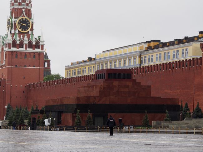 モスクワの中心であり、ソ連時代のイメージが強く残る赤の広場。<br />その赤の広場とその周りを歩いてみました。<br />赤の広場は映像などで見ていましたが、<br />実際に見ると違う感動がありました。
