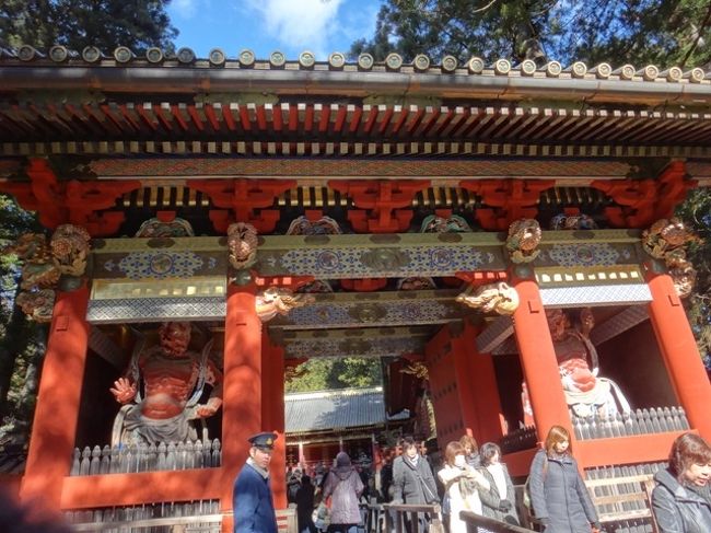 御朱印帳の終わりが見えてきて、次は輪王寺の御朱印帳がいいなと思い、急きょ日光へ。寒さを覚悟していきましたが、東京と変わらない感じで拍子抜けでした。でも、お天気雨ならぬお天気雪に標高の高さを感じました。<br />鈍感でパワースポットなどありがたみを感じることは日頃無いのですが、1泊2日で歩き回ったのに（それもアップダウンの激しいところを）、全然疲れない、それどころか翌週妙にやる気が満ちていて、パワースポットって本当にあるんだと思った次第です。