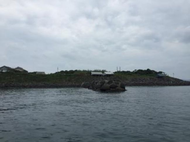 長崎県五島列島のひとつ福江島から7キロ沖合に「黒島」がある。<br />2015年現在、人口2人のほぼ無人島だという。<br /><br />旅友が前の年に訪問しようとし、波が高くて上陸を断念。今年こそは、と半年くらい前から上陸を計画し参加者を募っていた。<br /><br />週に一度火曜日に富江港から黒島までは定期便があるというが、サラリーマンは週末旅行で完結させたいところ。なので船をチャーターしました。<br /><br />UA（ユナイテッド航空）の特典旅行で、ANAの羽田から福岡経由で福江行を押さえました。<br />往復で10,000マイル、UAマイルはお得だ。<br /><br />☆企画した友人の今回の旅のテーマ<br />ガイドブックには載っていない、何が有るか分からない、何をするかを決めないで行く、情報がほとんど無い場所を目的地とする新しい旅のスタイル<br /><br />☆福江の宿<br />ゲストハウス雨通宿<br />