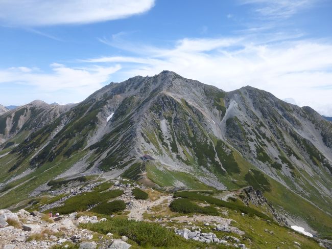 日帰りで立山三山（浄土山、立山、別山）を縦走してきました。<br />できれば1泊2日で剱岳にも登りたかったのですが、あいにく日曜日の天気が悪そうだったので見送りました。<br />標高2400mの室堂までバスで行くことができ登山口もすぐなので、3000m超えとはいえ楽に登れますが、団体客が多く登山道で渋滞が度々発生し、マイペースで歩けなかったので意外と疲れました。<br /><br />＜行程＞<br />富山5:29-6:20立山7:30-7:37美女平7:40-8:30室堂（鉄道、ケーブルカー、バス）<br />室堂8:40-9:35浄土山9:44-9:59一の越-10:28雄山10:32-10:45大汝山10:48-10:58富士ノ折立-11:19真砂岳-11:45別山12:13-12:27別山乗越12:36-13:20雷鳥沢キャンプ場-14:10室堂-14:36天狗平（徒歩）<br />天狗平15:05-15:50美女平16:10-16:17立山16:22-17:27富山（バス、ケーブルカー、鉄道）