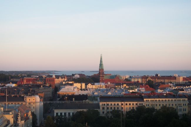2015/8/21-27にヘルシンキとストックホルム7日間の旅に行きました。<br />初めてのヘルシンキとストックホルムは市内観光が中心でしたが、ヘルシンキ→ストックホルム間はバルト海クルーズで移動。<br />ヘルシンキ１日目。フィンランド航空の搭乗から市内の夕暮れまで。<br />