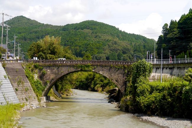 明治後年に名工橋本勘五郎の手による，一連橋（洗玉橋）二連橋（寄口橋）三連橋（大瀬橋）四連橋（宮ケ原橋），あわせて「ひふみよ橋」という．素晴らしい橋だ．平成24年の水害にも残ってくれた．ただ感謝，とともにすごい技術だと思う．残念ながら宮ケ原橋の欄干はまだ復興していないが，直後の荒れた橋の写真から見ればだいぶ元に戻ってきていると思う．ただあまり観光地でないのか，駐車場もないし，県道は交通量が多く危なくて渡れない．これだけの観光資源大切にしてほしいと思う．支流の横山川の枕橋，下横山川の鮎帰橋も見学．これも立派な一連橋だった．一度一人旅で石橋めぐりをしてみたい．<br />室園神社は村の小さな鎮守様．神門を守る豊石窓神と櫛石窓神がちょっとユーモラス．二礼二拍手一礼．<br />平成24年の水害からの一日も早い復興を願ってやまない<br />1441　古墳に向かう