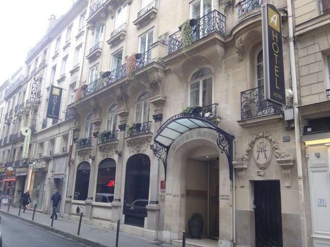 イタリア＆フランス旅行の6日目です。<br /><br />パリのオペラ地区にある宿泊ホテル『Hotel Astra Opera』<br />（ホテル アストラ・オペラ）に2連泊しました。<br /><br />このホテルは、パリの老舗百貨店『プランタン・オスマン本店』、<br />『ギャラリー･ラファイエット パリ・ オスマン本店』まで徒歩数分であり、<br />また、シャネル本店までも徒歩約5分といった抜群のロケーションで、<br />ショッピング好きの方にはお薦めのホテルです。<br />エルメス、グッチ、プラダ、カルティエ等の高級ブランドが立ち並ぶ<br />パリ随一のゴージャスな通りである「フォーブル・サントノレ通り」へ。<br /><br />その他、オペラ座、マドレーヌ寺院などの観光スポットへも徒歩数分で、<br />古き良き面影を残すアーケード街（パッサージュ）へも近く、<br />パッサージュ巡りを楽しむのにも最適なホテルです。<br /><br />更にこのホテルの宿泊者は、毎日ロビーラウンジでドリンクやスイーツなどが<br />無料で食べ放題！！<br />女性にとっても魅力的で嬉しいホスピタリティー（おもてなし）を<br />受けることができます♪<br /><br />このひとつ前の旅行記はこちら↓<br /><br />&lt;ANAビジネスクラスで行くイタリア＆フランス8日間 ⑨ マルセイユ旧港周辺を<br />散策、エールフランス航空でマルセイユ・プロヴァンス空港から<br />シャルル・ド・ゴール国際空港へ移動、マルセイユ・プロヴァンス空港内の<br />ショップでお土産探し、パリのオペラ地区にあるホテルにチェックイン後、<br />ビストロ【オーベルジュ・サンロック】での夕食編&gt;<br /><br />http://4travel.jp/travelogue/11050017<br /><br />以下は、イタリア＆フランス8日間の旅行スケジュールです。<br /><br />◆1日目（2014/10/02）<br />東京国際空港〔羽田空港〕（11:25発）<br />　　　　↓ NH223〔ビジネスクラス（12時間10分）〕<br />フランクフルト国際空港（16:35着）<br />フランクフルト国際空港（21:00発）<br />　　　　↓ LH278〔ビジネスクラス（1時間10分）〕<br />ミラノ・リナーテ国際空港（22:10着）<br />＜イタリア・ミラノ宿泊＞<br /><br />◆2日目（2014/10/03）<br />ミラノ観光＆ショッピング<br />＜イタリア・ミラノ宿泊＞<br /><br />◆3日目（2014/10/04）<br />ミラノ観光＆ショッピング<br />ミラノ・マルペンサ国際空港（16:20発）<br />　　　　↓ LH1859〔ビジネスクラス（1時間10分）〕<br />ミュンヘン国際空港（17:30着）<br />ミュンヘン国際空港（19:05発）<br />　　　　↓ LH2266〔ビジネスクラス（1時間35分）〕<br />マルセイユ・プロヴァンス空港（20:40着）<br />＜フランス・マルセイユ宿泊＞<br /><br />◆4日目（2014/10/05）<br />エクス・アン・プロヴァンス観光<br />＜フランス・マルセイユ宿泊＞<br /><br />◆5日目（2014/10/06）<br />マルセイユ観光<br />マルセイユ・プロヴァンス空港（16:10発）<br />　　　　↓ AF7667〔プレミアムエコノミークラス（1時間30分）〕<br />シャルル・ド・ゴール国際空港（17:40着）<br />＜フランス・パリ宿泊＞<br /><br />◆6日目（2014/10/07）<br />パリ観光＆ショッピング<br />＜フランス・パリ宿泊＞<br /><br />◆7日目（2014/10/08）<br />パリ観光＆ショッピング<br />シャルル・ド・ゴール国際空港（21:10発）<br />　　　　↓ NH216〔ビジネスクラス（11時間50分）〕<br /><br />◆8日目（2014/10/09）<br />東京国際空港〔羽田空港〕（16:00着）