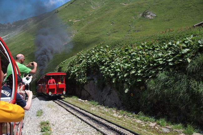 ユングフラウ地方の旅、鉄道チケットはベルナーオバーラントのリージョナルパスを選びました。それはこのブリエンツロートホルン鉄道（BRB：Brienz Rothorn Bahn）も追加料金なしで乗れちゃうから。<br /><br />これは山頂までの鉄道の旅。<br />おもちゃのようなかわいらしい赤色の車両には窓がないので、車窓もクリアに楽しめました。<br />お天気にも恵まれました。