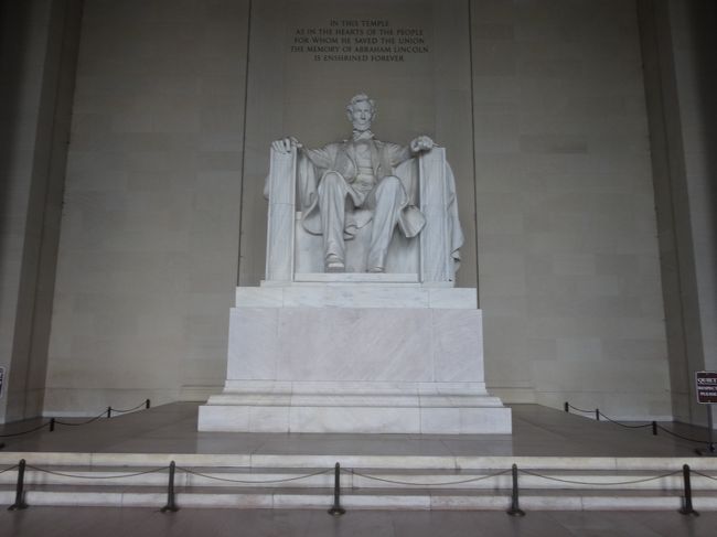 「リンカーン記念堂」は「ワシントンＤ.Ｃ.」の「ナショナル・モールの西端」にある「アメリカ合衆国第１６代大統領エイブラハム・リンカーン」を記念して「１９２２年」に建立された「記念館」です。<br /><br />写真は「ダニエル・チェスター・フレンチのデザイン」による「リンカーン大統領像」です。