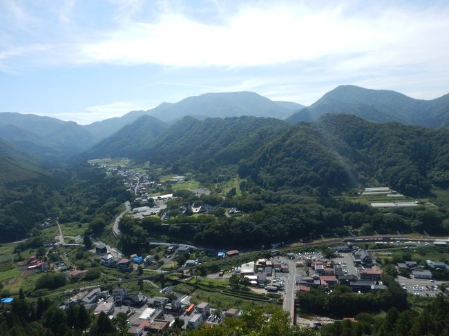 猛暑が落ち着き秋雨が続く中、両親と3人旅。<br />仙台から近い作並温泉で1泊のんびり過ごし、<br />翌日はお隣の山形県の山寺に参詣して帰京しました。<br /><br />日程<br />9月2日(水)：東京ー新幹線ー仙台ー仙山線ー作並<br />　　　　　　−送迎バスー作並温泉鷹泉閣岩松旅館泊<br />9月3日(木)：ー送迎バスー作並ー仙山線ー山寺ー仙山線<br />　　　　　　−仙台ー新幹線ー東京<br /><br />表紙写真は山寺の五大堂から見た景色です。<br /><br /><br />