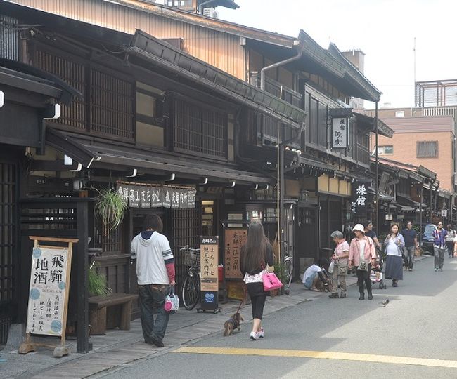 富山の旅のついでに白川郷の次に高山市に立ち寄って古い町並や高山祭に代表される歴史と伝統が息づく城下町の<br /><br />　伝統ある良き店舗を撮影して来ました。