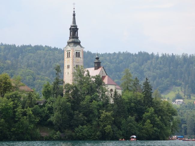2015年真夏の旅は、皆さんの旅行記を拝見して是非行って見たいと思っていたスロヴェニア・クロアチア等の国々を訪問します。<br /><br />マイレージ会員限定ツアー・ANAﾋﾞｼﾞﾈｽｸﾗｽで行く<br />アドリア海のきらめきと美しき街々を訪ねる<br />スロヴェニア・クロアチア紀行10日間<br /><br />（行程）<br />2015/07/22　国内線で羽田へ、（成田エクセル東急前泊）<br />2015/07/23　NH209便　11:00発　成田→デュッセルドルフ<br />　　　　　　OS204便　19:55発　デュッセルドルフ→グラーツ<br />　　　　　　（メルキュール・グラーツ・シティ宿泊）<br />2015/07/24　朝グラーツの街をちょっぴり散策後バスでブレッド湖へ<br />　　　　　　「アルプスの瞳」と称されるブレッド湖観光とブレッド城<br />　　　　　　（ゴルフ・ホテル・ブレッド宿泊）<br />2015/07/25　バスでポストイナへ鍾乳洞観光後ザグレブへ<br />　　　　　　クロアチアの首都ザグレブ市内観光<br />　　　　　　（ﾀﾞﾌﾞﾙﾂﾘｰ･ﾊﾞｲ･ﾋﾙﾄﾝﾎﾃﾙ・ｻﾞｸﾞﾚﾌﾞ宿泊）<br />2015/07/26　プリトヴィッテェへ<br />　　　　　　「世界遺産」ﾌﾟﾘﾄｳﾞｨｯﾃｪ湖群国立公園観光<br />　　　　　　（イエゼロ宿泊）<br />2015/07/27　シベニクへバス移動後観光、スプリットヘ<br />　　　　　　（アトリウム宿泊）<br />2015/07/28　スプリット市内観光<br />　　　　　　午後、トロギールへバスで移動後観光<br />　　　　　　（アトリウム連泊）<br />2015/07/29　バスでﾎﾞｽﾆｱ･ﾍﾙﾂｪｺﾞｳﾞｨﾅのモスタルへ移動後観光<br />　　　　　　午後ドブロヴニクへ<br />　　　　　　（ｳﾞｧﾗﾏｰﾙ･ﾄﾞﾌﾞﾛｳﾞﾆｸ･ﾌﾟﾚｼﾞﾃﾞﾝﾄ宿泊）<br />2015/07/30　アドリア海の真珠「世界遺産」ドブロヴニク市内観光<br />　　　　　　（ｳﾞｧﾗﾏｰﾙ･ﾄﾞﾌﾞﾛｳﾞﾆｸ･ﾌﾟﾚｼﾞﾃﾞﾝﾄ連泊）<br />2015/07/31　OU418便　7:25発　ドブロヴニク→フランクフルト<br />　　　　　　NH204便　12:10発　フランクフルトより日本へ　<br />2015/08/01　早朝羽田着<br />　　　　　　羽田より国内線で自宅へ<br /><br />旅行記【4】は「アルプスの瞳」と称されるブレッド湖を訪れ、ブレッド島に手漕ぎボートで渡ります。<br />「聖マリア教会」の鐘を鳴らし願い事をしたいと思います。<br />観光にグルメ、目いっぱい楽しみます！<br />　<br />