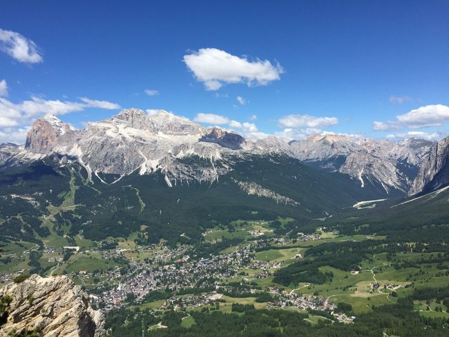 4年前オーストリアの山々に魅了され、今回はコルチナをベースに周辺の山をハイキングしてきました。唯登山経験もなく不安でしたが、感動と楽しさを得ることができました。こんな私でも歩けましたので、ぜひお出かけになって下さい。コルチナ大大好きになりました。前後泊した初めてのベニスも良かったです。<br />　<br />6月 ２４日(水）　夜　成田発<br />　　２５日　　　アブダビ経由　ベニス到着　　　　ベニス泊<br />　　２６日　　　ベニス　ムラーノ島　　　　　　　ベニス泊<br />　　２７日　　　ベニス　ブラーノ島　リド島　　　ベニス泊<br />　　２８日　　　コルチナへ　ファローリア山　　　コルチナ泊<br />　　２９日　　　トレチーメ山　　　　　　　　　　コルチナ泊<br />　　３０日　　　ラガッツオイ山　　　　　　　　　コルチナ泊<br />7月 　１日　　　クリスタッロ山　　　　　　　　　コルチナ泊<br />　　　２日　　　トファーナ山　　　　　　　　　　コルチナ泊<br />　　　３日　　　チンクエットリ山　ベニスへ　　　ベニス泊<br />　　　４日　　　ベニス　リド島　　　　　　　　　ベニス泊<br />　　　５日　　　ベニス　　　　　夜　ベニス発<br />　　　６日　　　アブダビ　一日観光<br />　　　７日（火）　成田到着<br />　<br />写真はiphone６で代用。愛用カメラの充電器を持ってくるの忘れてた。<br />詳細な費用は忘れました。メモ帳を最終日に失くしたのです。<br /><br />早朝、ベニスよりバスにてコルチナへ向かう。途中の山々の景色に目を奪われる。お昼前に着いたので、一番近いフローリア山へ登る。<br />何とこの絶景は！来て良かった！もう感激に浸るばかりでした。