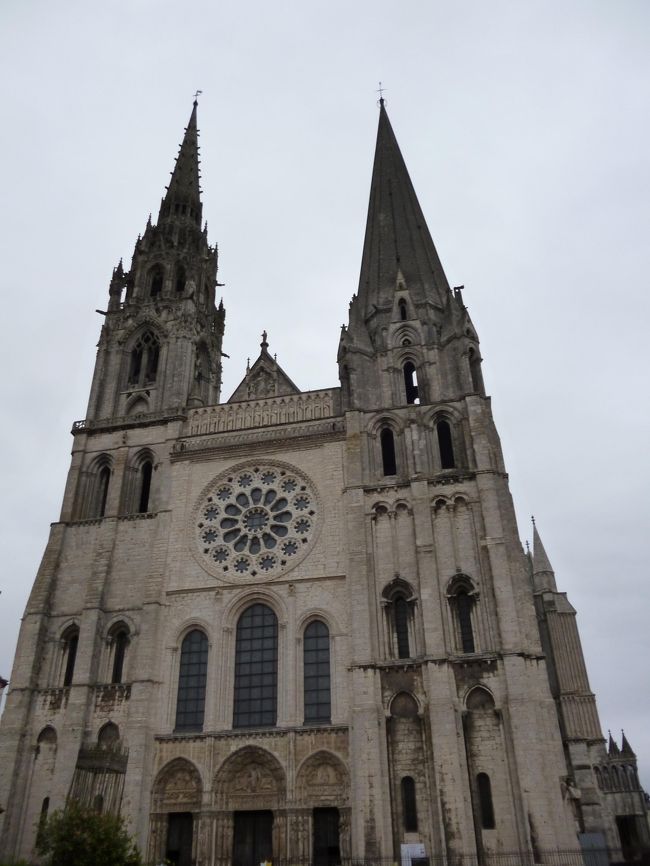 夫婦でフランスへ行ってきました。<br />１日目＆２日目：パリ市内観光<br />３日目：モンサンミッシェル＆シャルトル大聖堂（オプショナルツアー）<br />４日目：前半、ベルサイユ　後半、パリ市内<br /><br />こちらは３日目のモンサンミッシェル＆シャルトル大聖堂ツアー（前編）<br />日本でWeb予約をしておいた、HISのツアーに参加しました。<br /><br />パリ旅行自体はJTBで申し込んだのですが、<br />モンサンミッシェルもシャルトルも行けるのはHISのツアーしか見つからなかったので、<br />現地のオプショナルだけ、HISで申し込んでいます。<br /><br />まずは、パリからシャルトル大聖堂へ出発です。<br /><br />【前後の旅行記】<br />前：パリ【中世美術館、サン・ジェルマン・デ・プレ教会、サン・シュルピス教会、アンヴァリッド】　～お盆休みにフランス旅行　その３～<br />http://4travel.jp/travelogue/10972824<br /><br />後：モンサンミッシェル　～お盆休みにフランス旅行　その５～<br />（ただいま作成中。もうしばらくお待ちください）