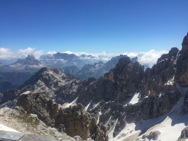 4年前オーストリアの山々に魅了され、今回はコルチナをベースに周辺の山をハイキングしてきました。唯登山経験もなく不安でしたが、感動と楽しさを得ることができました。こんな私でも歩けましたので、ぜひお出かけになって下さい。コルチナ大大好きになりました。前後泊した初めてのベニスも良かったです。<br />　　　　<br />     6月 ２４日(水）　夜　成田発<br />　　２５日　　　アブダビ経由　ベニス到着　　　ベニス泊<br />　　２６日　　　ベニス　ムラーノ島　　　　　　ベニス泊<br />　　２７日　　　ベニス　ブラーノ島　リド島　　ベニス泊<br />　　２８日　　　コルチナへ　ファローリア山　　コルチナ泊<br />　　２９日　　　トレチーメ山　　　　　　　　　コルチナ泊<br />　　３０日　　　ラガッツオイ山　　　　　　　　コルチナ泊<br />7月 　１日　　　クリスタッロ山　　　　　　　　コルチナ泊<br />　　　２日　　　トファーナ山　　　　　　　　　コルチナ泊<br />　　　３日　　　チンクエットリ山　ベニスへ　　ベニス泊<br />　　　４日　　　ベニス　リド島　　　　　　　　ベニス泊<br />　　　５日　　　ベニス　　　　　夜　ベニス発<br />　　　６日　　　アブダビ　一日観光<br />　　　７日（火）　成田到着<br />　<br />写真はiphone６で代用。愛用カメラの充電器を持ってくるの忘れてた。<br />詳細な費用は忘れました。メモ帳を最終日に失くしたのです。<br /><br />山岳アクション映画　クリフハンガーのロケ地の山です。<br />変わった二人乗りリフトで一気に3,000ｍの山頂近くへ連れてくれます。