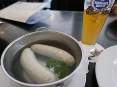 【ビールからBierへ！？】　昼は姉妹都市のミュンヒェンで一杯　□D\(￣∇￣ ) プロースト！