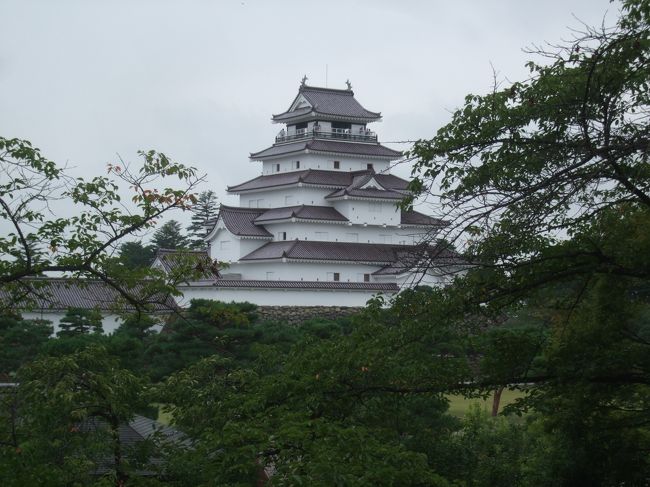 夏休みをお盆の一週後に取得し、久々日本の世界遺産巡りで知床に行こうと飛行機・ホテル等予約をしていた所に、出身中学野球部の後輩が全国大会出場との知らせが。<br />しかもその全国大会が、ちょうど夏休み初日から福島で開催されるとの事。<br /><br />これはＯＢとして行っておくべきかなと。<br />今まで何も貢献していない事を反省し、今回頼もしい後輩に声援を送りに福島に行ってきました。<br /><br />で、そのついでといってはなんですが、そのまま福島を放浪してしまおうと。ちょうど福島には大学の同級生がいて、訪問する事伝えたら、都合つけて食事に付き合ってもらえると言ってもらえたので、今年の夏は福島に染まっちゃいます。<br /><br />夏休み3日目は郡山から会津若松へ小旅行。<br />若松城を見るのが最低限のノルマで、余裕があったら喜多方まで行って、ラーメンだけ食べて来ようかとぼんやりと計画した上で周って来ました。<br />会津若松といえば白虎隊。それしか思い浮かびませんが、考えてみれば2年前の大河（八重の桜　でしたっけ）の舞台だったのですよね。<br />ほとんど見てませんが、見ていたら少しは役に立ったと思われるところがチラホラと。