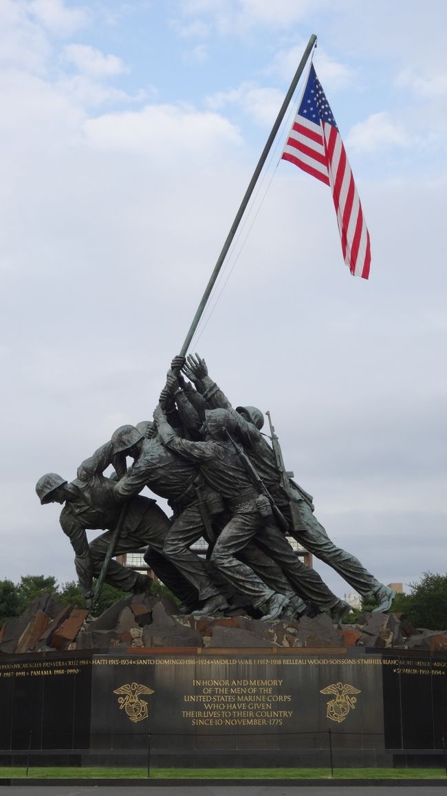 「海兵隊戦争記念碑」は「ワシントンD.C.」の「アーリントン国立墓地近く」に位置する「太平洋戦争(1941年〜1945年)」での「硫黄島の戦い」にて「日米激戦の末」に「6名の海兵隊員」が「摺鉢山」に「星条旗」を掲げる「モニュメント」です。「アメリカ軍」は「戦死6821名、戦傷21865名の損害」を受けており「海兵隊のモニュメント(写真)」は全米に衝撃を与え「ピューリッツァー賞」を獲得しています。「台座からポールの先」まで含めた高さは「約33m」になるそうです。