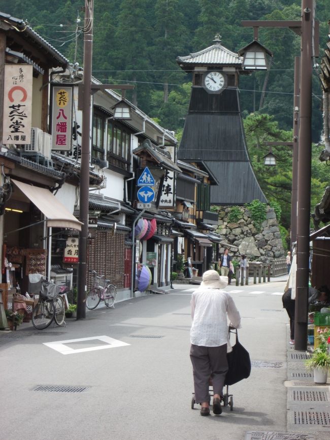 8月も下旬になると雨か台風の影響か急に涼しくなって、どこか秋風吹く頃に成ってしましました。<br /><br />カメラ片手にぶらぶら歩くには持って来いの季節、昨年同様、「城崎温泉の外湯めぐり」と「出石ご城下」を組み合わせたぶらぶら旅にしました。<br /><br />京都縦貫道路・大山崎ICから出来たばかりの丹波・和知間を走って、途中TVなどで紹介された京丹波PAで休憩しながら旧但東町を抜けて但馬・出石城下へ向いました。<br /><br />出石城下へ来るのは25年ぶりでしょうか?…、駐車場や町並が色々と綺麗に整備されびっくり!…、悪く言えばすっかり観光化されてしまいました?…(町起しも世の流れですね…)。<br />それ以上に、蕎麦屋が異常に多いこと!、本当に驚きです!。<br /><br />兵庫県は関西一城下町が多く存在する県で、国宝姫路城を有する姫路を筆頭に、赤穂・龍野・篠山・竹田・明石・尼崎・出石などなど、城下町の風情あふれる町歩きが出来ますね。<br />それでは、但馬國・出石ご城下ぶらぶら歩き旅です。