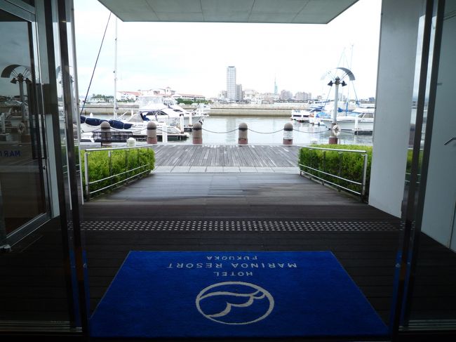 夏休みはちょこっと海外へ☆と考えて休暇取得を申請してたぴぴまるですが、結局近場で過ごそう〜ということになり、今回初マリノアです♪<br /><br />広くて開放的なお部屋で、ぴぴまる気に入りました〜♪<br /><br />【旅程】<br />9/6 特急きらめき号で博多へ。<br /> 能古うどんでランチ<br /> マリノアリゾート福岡へ。<br /> マリノアアウトレットでお買い物♪<br /> 博多駅のふきやで夕食。<br /> マリノアリゾート福岡泊。<br />9/7 ホテルとアウトレットでのんびり♪<br /> 特急きらめき号で帰宅。<br /><br /><br /> <br />
