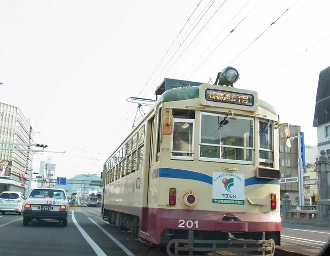 GWの旅行をどこにしようかと年始から計画をたてていた<br />海外の飯より、白いメシ　ってことで<br />行き先は九州　そりゃまた遠い　たそがれ<br /><br />なんせ、車ですもん、車…　車車車<br />で、なんでこんな写真かと申しますと<br />フェリー船でつ　…まあ、いつものことっちゃいつものことですけど<br /><br />紀州沖で自衛隊の潜水艦が現れたのです<br />遠くからやってきて、後方へ去っていきましたがなかなか迫力あるものなのね<br /><br />さて、向かった先は徳島<br />東京から九州方面へ出ているフェリーは、徳島経由北九州行き<br />もしくは鹿児島志布志経由沖縄行きの2路線<br />今回は徳島へ<br /><br />徳島までは…18時間くらいだったか　　って、時間だけなら南米コースだわ<br />ま、個室なので寝ていけるだけ楽だけど　ZZZ<br />ただ問題は…　レストランがない!?<br />缶詰とカップめん　…何だか合宿みたい<br />続きはこちらから<br />http://plaza.rakuten.co.jp/nanasnikki/diary/201305080000/<br />