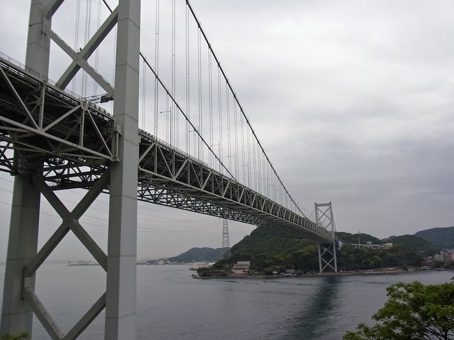 湯田温泉の朝ご飯はまたまた感動もの<br />このちょっとずついろんなものをってのが女子の心をわしづかんでしまう<br /><br />関西のお味付というところもポイント高<br />お腹も満ちて、もう一寝入り・・・・　と行きたいところだけど<br /><br />この日も走行距離300km超えの予定　…では出発<br />それでも早速のポイントが<br />やってきてしまう<br />ココは壇之浦PA<br /><br />もちろんお初の関門橋を渡るにあたって写真撮りたいじゃない<br />ってことでストップ<br /><br />むむむむ・・・・<br />イメージと違って<br />近っ<br />って思ったのは私だけ？<br /><br />瀬戸大橋を渡った後だったから<br />関門橋ももっと壮大な、長い長いイメージだったんだけど<br /><br />実は目と鼻の先と言っても差し支えないような距離だった<br />続きはこちらから<br />http://plaza.rakuten.co.jp/nanasnikki/diary/201305110000/<br />