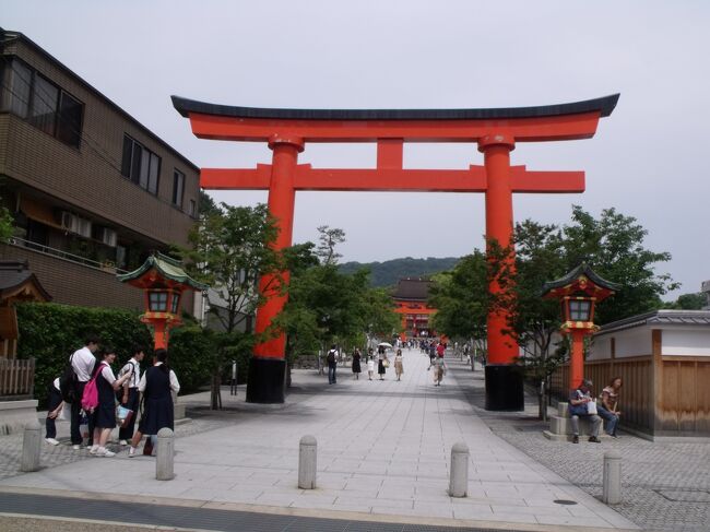 初夏の京都を歩く、梅雨に入った晴れ間の朝、九条通りを行きます。鴨川を渡り、東福寺へ<br /><br />2015年の夏は暑い!　熱射病を警戒して散歩は中止<br /><br />９月になり少し涼しくなったの町歩きを再開、深草から大手筋へ<br /><br />２０１６年、初詣は伏見稲荷から城南宮へ<br /><br />城南宮の平安の庭では年2回、平安時代さながらの曲水の宴が開かれる。<br /><br /><br />