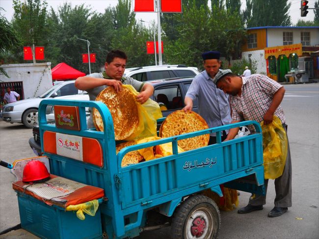 中国西端のカシュガルから非空調列車を乗り継いで張掖まで2500kmの大移動。<br />途中どこにも寄らないのも芸が無いのでクチャ(庫車)に24時間滞在。<br /><br />【交通】<br />7/31 カシュガル16:27 ⇒ クチャ3:20 7558次 非空調硬座 40元<br />8/2 クチャ3:30 ⇒ トルファン14:00 7558次 非空調硬座 35元<br />8/2 トルファン16:05 ⇒ 張掖4:39 T296次 空調硬座 156.5元<br />【為替】<br />1元≒20円