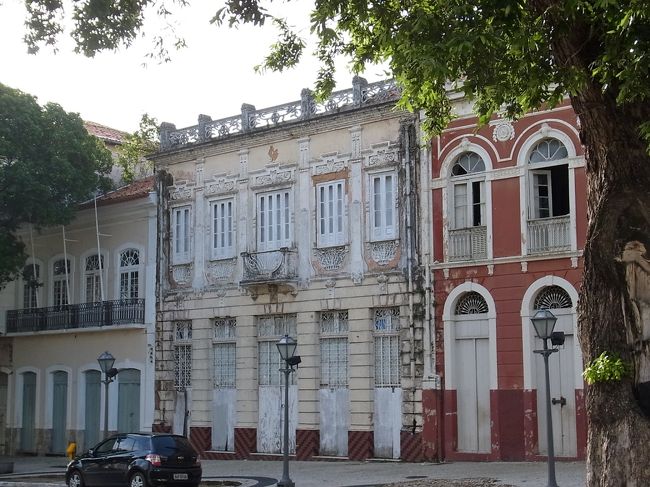 ポルトガル人集落を占領したフランス人により建設され、ポルトガル、オランダ領を経て<br />1644年に再びポルトガル領となったサン・ルイス<br /><br />広場から階段を降りていくと、そこはポルトガルの装飾タイル、アズレージョをふんだんに<br />使った美しい家並みが続くポルトガル通りに繋がります<br /><br />古い建物はリノベーションされていますが、そこここにおもしろいものを発見できます<br />このビルは電話屋さん？　じゃないよね、電話局？？だったのか…<br />それにしても…<br /><br />閑散<br /><br />日曜日はこんな感じなのでしょうか…<br />散歩するにはいいんだけど　ちょいっと寂しすぎな感あり<br />カラフルなペイントの家々もあるけれど<br />やはりタイルの街ですからタイルに目がいってしまう<br /><br />ペイントは塗り直しができるけれど、タイルは完全にオリジナル<br />故に一部落ちているところもあるけれど、やはり美しい<br />タイルは近くで見てもきれいだけど、遠景もまた素敵<br />縦に細長く丸みのある入り口や窓も、ポルトガルの様式の特徴<br />ココって平日は全部お店でもっともっと人出の多い賑わう場所らしい　…です<br /><br />静かすぎて残念なような、のんびりできてうれしいような…<br />タイルの建物が連なってます<br />タイルは見方により、柄が違って見えるように描かれ貼られているという<br /><br />確かに、「花」に見え、「十字架」にも見える仕掛け<br />同じ建物で2種類のタイル貼りというところも<br /><br />修復してほしい…　これ残して欲しいと願って止まない<br />続きはこちらから<br />http://plaza.rakuten.co.jp/nanasnikki/diary/201308050001/<br />