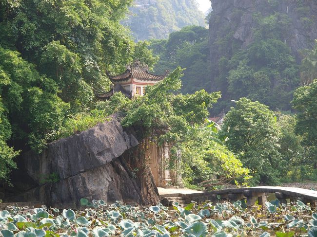 Ninh Binh ニンビンの、Bich Dong ビックドン　タムコックから３km　門には碧寺同*(同*には山かんむり)の文字　山神様、土地の神様、こんにちは。