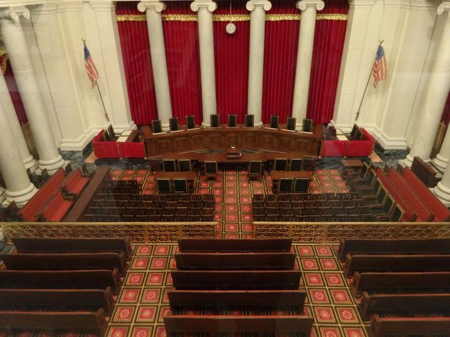 「アメリカ合衆国最高裁判所」は「ワシントンD.C.」の「ナショナル・モール」に位置する「アメリカ合衆国連邦政府の司法府(連邦裁判所)」を統括する「合衆国憲法第3条第1節の規定」に基づき設置された唯一の「アメリカ合衆国の最上級の裁判所」です。写真は「一般公開」されている「連邦最高裁の法廷」です。