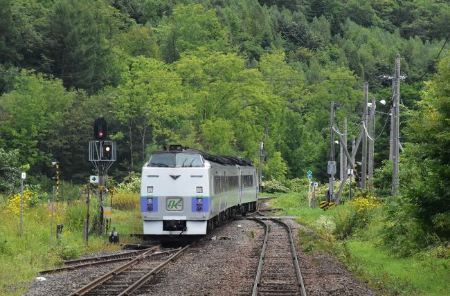 新旭川から北見、網走を結ぶ石北本線は、難所の北見峠、常紋峠を克服し、1932年(昭和7)に全線が開通しました。旭川から北見峠を越すと、奥白滝、上白滝、白滝、旧白滝、下白滝の順に、停車場(駅や信号場)があります。遠軽を過ぎると次の難所、常紋峠があり、かつてSLファン憧れの有名な撮影地でした。今日は北見から旭川まで石北本線の逆コースを特別快速「きたみ号」に乗り、常紋信号場、白滝の付く停車場を車窓から見つけます。なお、JR北海道が2016年3月廃止を検討している8駅のうち4駅は、石北本線の金華、下白滝、旧白滝、上白滝です。下白滝、旧白滝、上白滝はいわゆる秘境駅になっています。