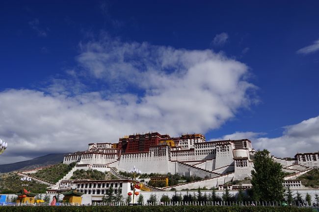 とうとう、チベット旅行が実現です。中国でこの省だけは個人の自由旅行が制限されているため、やはり34ある省、自治区、直轄市、特別行政区では最後に訪れる省になりました。<br /><br />到着日は高地順応のため出歩きませんでしたが、翌日のこの日は盛りだくさんです。ポタラ宮、セラゴンパ、博物館、ジョカン大招寺（バルコル含む）とまわります。<br /><br />ポタラ宮のチケットは前日まで何時のチケットになるか分からなかったため、前日の夕方に時間がはっきりしてから日程を組み直しました。<br /><br />D1 北京−西寧 <br />D2 西寧 東関寺、午後青藏鉄道<br />D3 青藏鉄道 午後1時頃拉薩到着 高地順応のためホテル<br />D4 ポタラ宮、博物館、セラ寺、大昭寺バルコル<br />D5 青藏鉄道延伸部分に乗ってシガツェへ、<br />D6 デポン寺、ノルブリンカ、バルコル自由散策<br />D7 午前ヤムドク湖、午後西安経由北京<br /><br />http://4travel.jp/travelogue/11052584<br /><br /><br />