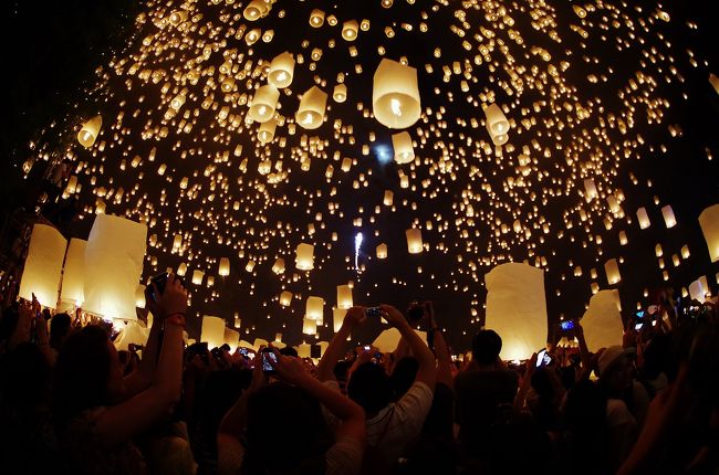 チェンマイ　１１月の満月の時期にあるイーペンサンサーイ祭り。<br />コムロイと呼ばれる熱気球を空にあげ、まさにラプンツェルの場面のような絶景に！！！<br />鳥肌ものの絶景でした<br /><br />ホテル　チェンマイプラザホテルコンベンション＆スパ<br /><br />2013/11/15 成田-バンコク乗り継ぎ-チェンマイ<br />http://4travel.jp/travelogue/11054113<br />2013/11/16 ♪イーペンサンサーイ♪<br />http://4travel.jp/travelogue/11054129<br />2013/11/17 チェンマイ<br />2013/11/18 チェンマイ-バンコク乗り継ぎ-成田<br /><br /><br />*********************:<br />11/16 <br /><br />ついに！イーペンサンサーイ！