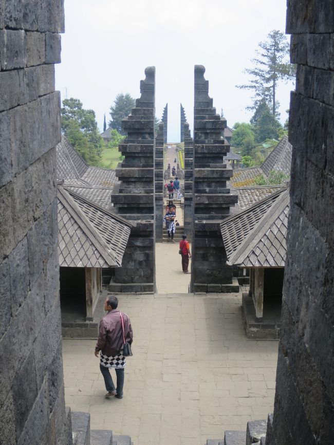 3日目はソロ市内観光の後、チュト寺院、スクー寺院、ブンガワンソロをめぐり、ボロブドゥールのマノハラホテルに向かいます。移動距離260km、移動時間約7時間の長距離ドライブです。どうしてもチュトに行きたかったので、定番の世界遺産サンギラン初期人類遺跡は諦めました。<br />ハードな行程となることはわかっていたので、出発前にネットでチャータージョグジャの日本語ガイド付き乗用車をチャーター。10時間、15,500円、現地で日本円払いです。<br />インドネシアを理解する上でも、足を伸ばして良かったと思います。<br /><br />〈旅程〉<br />１日目（2015年9月9日）NRT→SIN (SQ011) 機内泊<br />２日目（9月10日）SIN→JOG (MI152)、プランバナン周辺遺跡群観光、Hyatt Regency Yogyakarta泊<br />３日目（9月11日）ソロ市内、チュト寺院、スクー寺院、ブンガワンソロ観光、Hotel Manohara泊<br />４日目（9月12日）ボロブドゥール朝日見物、パオン寺院、ムンドゥ寺院、クラトン、タマン・サリ、マリオボロ通り観光、Hyatt Regency Yogyakarta泊<br />５・６日目（9月13,14日）ゴルフ、JOG→SIN (MI153)、SIN→NRT(SQ638)