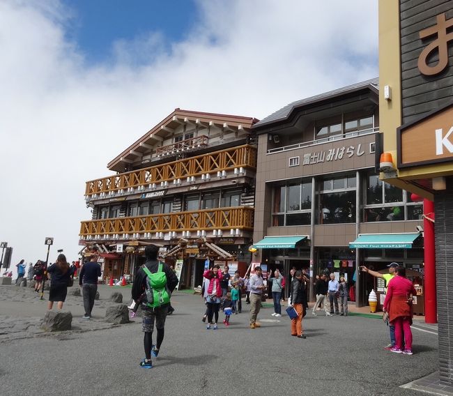 昨年１１月に富士五湖を訪れた時は雲が多く富士山は全く見えず、さらには雪まで降り出し たので急いで帰ってきたのでした。今年はリベンジするべく９月に再訪の計画を立てましたが９月に入ってからずっとぐずついたお天気が続き、なかなか実行できませんでした。<br />ようやく朝から晴れた９月15日に出かけることができました。<br />今回は富士山５合目までのドライブを計画。２つあるドライブルートのうち山梨県側の富士スバルラインを走ります。