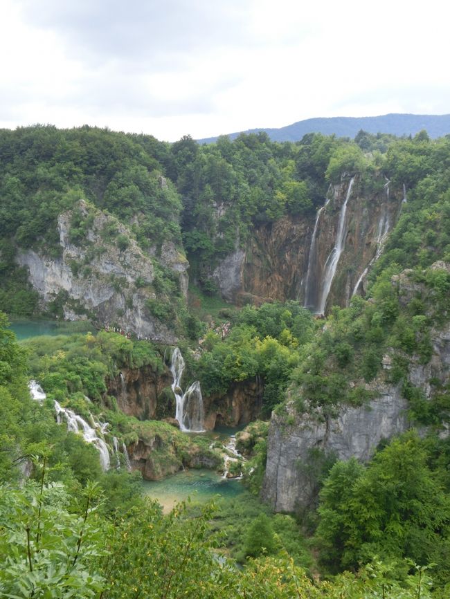 クロアチアを訪れるほとんどの人はこの世界自然遺産を訪れるでしょうね。<br /><br />クロアチアの首都ザグレブから南へ約110?の所にあります。<br />大小１６の湖と９２の滝がある国立公園でエメラルドグリーンの湖がとてもきれいです。<br />１６の湖は最も高い所で標高約640ｍの所にあり、一番低い所で標高約500ｍの所にあります。それらの湖を階段状の滝が結んでいます。<br /><br />この辺りは1991年のクロアチア紛争で最初の武力衝突があった所だそうです。 <br />1995年にクロアチア軍が一帯を奪還しました。<br />そのため危機遺産リストに登録されていた時期もありました。 <br />今では地雷撤去がされて危機遺産リストから除外され、クロアチアの有名な観光地のひとつになっています。<br />