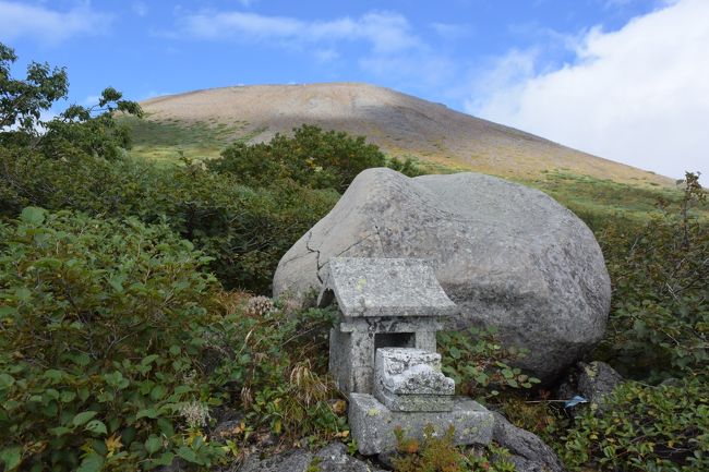 岩手山は前から標高差があってなかなか大変な山と聞いていました。<br />でもこのところ色々な山行が続いているせいか慣れてきていて、無事に登頂できました。<br /><br />もともと単独登山でしたが、登山口でタクシーで見えられた方とご一緒するとは思ってもいませんでした。<br />これも何にかのご縁があったのでしょう。岩手山神社奥宮はご一緒したから見れたました。教えていただきラッキーでした。<br /><br />登山の後は以前から行きたかった網張温泉に行けたり、田沢湖周遊もできて観光もバッチリで楽しい山行ができました。<br />(この岩手山登山日は、山やらない旦那は電車とバスで盛岡城を見てきたようです。)<br /><br />写真は、7合目の鉾立から見上げた岩手山・薬師岳の大きな山体です。