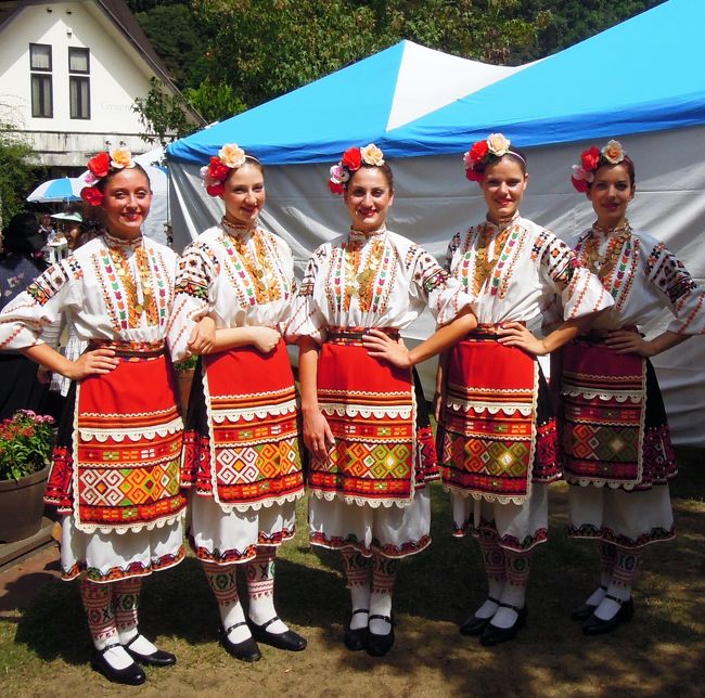 毎年９月に宗像のグローバルアリーナで開催される<br />ブルガリアフェスティバルへ行って見る事に。<br /><br />2015ブルガリア・バラの女王も来日してるらしい。<br /><br />「最高級のローズオイルの産地として有名なブルガリア。<br />中でもカザンラック市のバラ祭りはもっとも盛大で世界中の<br />観光客が多く訪れるお祭りです。<br />そのバラ祭りのクライマックスには、街の顔となる若く美しい女性、<br />カザンラック市に在学中の高校生3年生のみでおこなわれる<br />「バラの女王コンテスト」が開催されます。<br />2008年より毎年、特別招待として「バラの女王」を<br />ブルガリアフェスティバルに招待しています。」だって<br /><br />バラの女王にあえるかも？<br /><br />他にも面白そうなイベントが...。<br /><br />ワールドフェスティバルと言うイベントもやってるらしく<br />「 日替わりで楽しめる10ヶ国の屋台料理」も楽しめる<br /><br />9月20日（日）<br />ワールドフェスティバル　11：00〜15：00<br />国・地域名	代表的なメニュー<br />1	ペルー	チョリソー 鶏のもも焼き<br />2	トルコ	ケバブ<br />3	フィリピン	ビーフン<br />4	タイ ソーセージ ガイヤーン<br />5	韓国	チヂミ<br />6	ウガンダ	ローレックス（ウガンダ家庭料理）<br />7	ロシア	水餃子 ピロシキ<br />8	ウズベキスタン	ピラフ<br />9	パキスタン	タンドリーチキン カレー<br />10	内モンゴル自治区	激辛麺<br /><br />&quot;10ヶ国の屋台料理”<br /><br />これは、行って見る価値あるかも<br />と言うことで<br />９月20日（日曜日）バスとJRを乗り継いで<br />宗像グローバルアリーナまでのプチ旅です。<br />