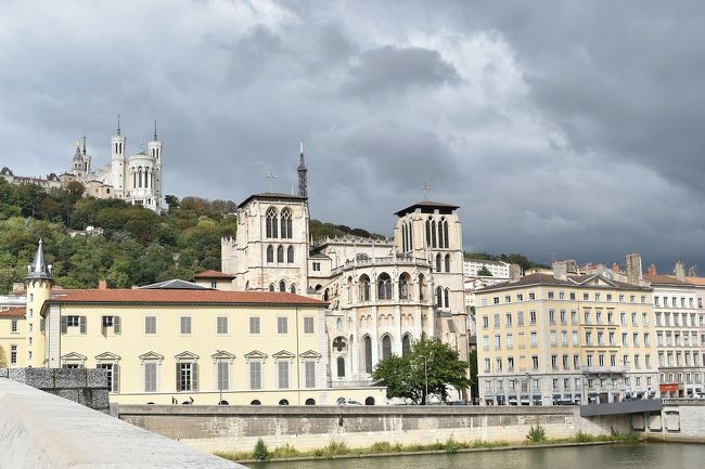 パリから南へ約500km、フランス第二の都市リヨン。<br />ローヌアルプ地方の首府で、フランス国内の金融の中心でもあります。<br /><br />ローマ時代から交通の要衝で、中世に絹織物産業で栄えたのだそうです。<br /><br />ソーヌ川とローヌ川が、この町で出会う。<br />町は、「2本の川にはさまれた地区」と、<br />両方の川のそれぞれ外側に「旧市街」と「新市街」<br />の3つの地区に分かれていて、<br />それぞれ特徴があり、とてもわかりやすい。<br />また、丘にそびえるフルヴィエール教会が目印となって、迷子になる心配なく町歩きが楽しめます。<br /><br />今回は、日本を昼前に発ち、アムステルダム経由でリヨンに夕方到着。<br />リヨンの歴史地区をたのしんだ後、<br />ここを拠点に、フランスの地方都市を巡り歩く予定。