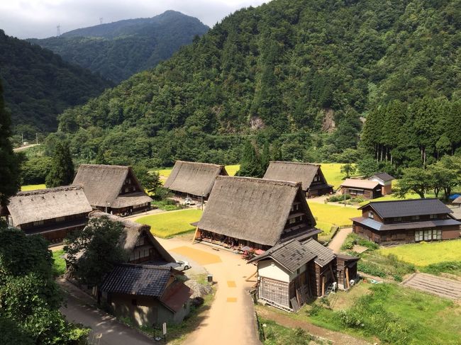 【ふるさと旅行券・第2弾】北陸編<br /><br />JAL便利用のレンタカー付金沢宿泊3日間が2万円とお得なパック。<br />福井・富山・石川と廻って来ました。<br />北陸新幹線が開通してから、飛行機路線も頑張って色々やってるよう…<br />このパックツアーも石川県から補助金が出て実現した、という物。<br />これを使わない手はありません。あえて今、お得に飛行機で北陸です。<br />宿泊ホテルはルートイン金沢駅前店。ルートインは何度か泊まった事があり、<br />大浴場と無料朝食バイキングがあるので、私達のお気に入りです。<br /><br />今回の旅行中は、珍しく3日間ピーカンの快晴に恵まれて、<br />のど黒炙りの美味しさに感動し、観光と食事に堪能出来ました。<br /><br />2日目の今日は、富山県南砺市にある世界遺産・五箇山観光です。<br />合掌造り集落は、相倉と菅沼の趣が異なる2つの集落があります。<br />金沢からでも高速を使って、車で1時間くらいで着いちゃうんですね〜近っ！<br /><br />======旅程======<br />9/14(月) 羽田空港→小松空港→東尋坊観光→(金沢宿泊)<br />9/15(火) 金沢→五箇山観光→金沢市内観光→(金沢宿泊)<br />9/16(水) 金沢市内観光→小松空港→羽田空港