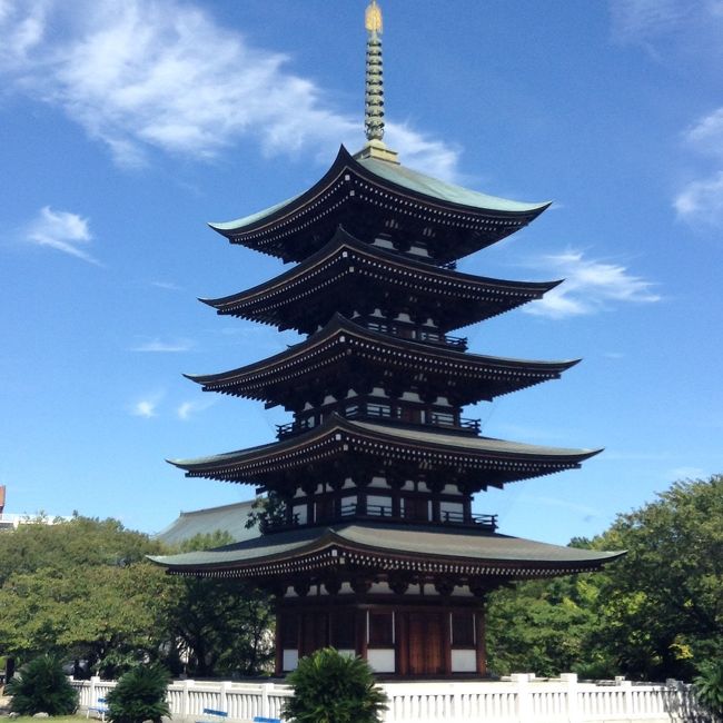 SWの初日 お天気もいいので、覚王山さんぽに行こう(*^^*)<br /><br />松坂屋初代社長の別邸 揚輝荘<br />北庭園 伴華楼見学<br />南庭園 聴松閣見学<br />べんがらでティータイム<br /><br />日泰寺参拝<br />覚王山アパート<br />ZARAMEで二度目のティータイム<br />明治屋でお土産を少し<br /><br />夜は名古屋駅近くのバンビーナで同窓会<br /><br />帰りの名古屋駅改札前になんと 山崎商店 の豆大福が・・・おまけに半額 <br />六個お買い上げ 美味しかった<br /><br /> 歴史的な建物 おしゃれなカフェ ディープな雑貨屋が点在する街覚王山<br />いいかも・・<br /><br />