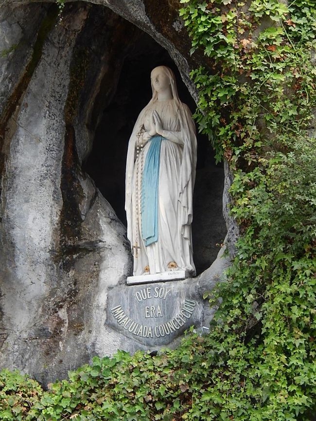 カルカソンヌからの移動中の専用車にトラブルが発生したために予定よりも一時間遅く(7月24日、午後6時40分頃)ルルドに到着した。　カトリック教会の世界的な巡礼地であるルルドは旅行前からどんなところだろうかと興味があった。<br /><br />○ルルドについて・・・説明文による<br />ルルド(Lourdes) は、フランスとスペインの国境になっているピレネー山脈のふもと、 フランスの南西部のオート＝ピレネー県の人口15000人ほどの小さな町。聖母マリアの 出現と「ルルドの泉」で知られ、カトリック教会の巡礼地ともなっている。<br /><br />*写真はルルドの泉付近の聖母マリア像